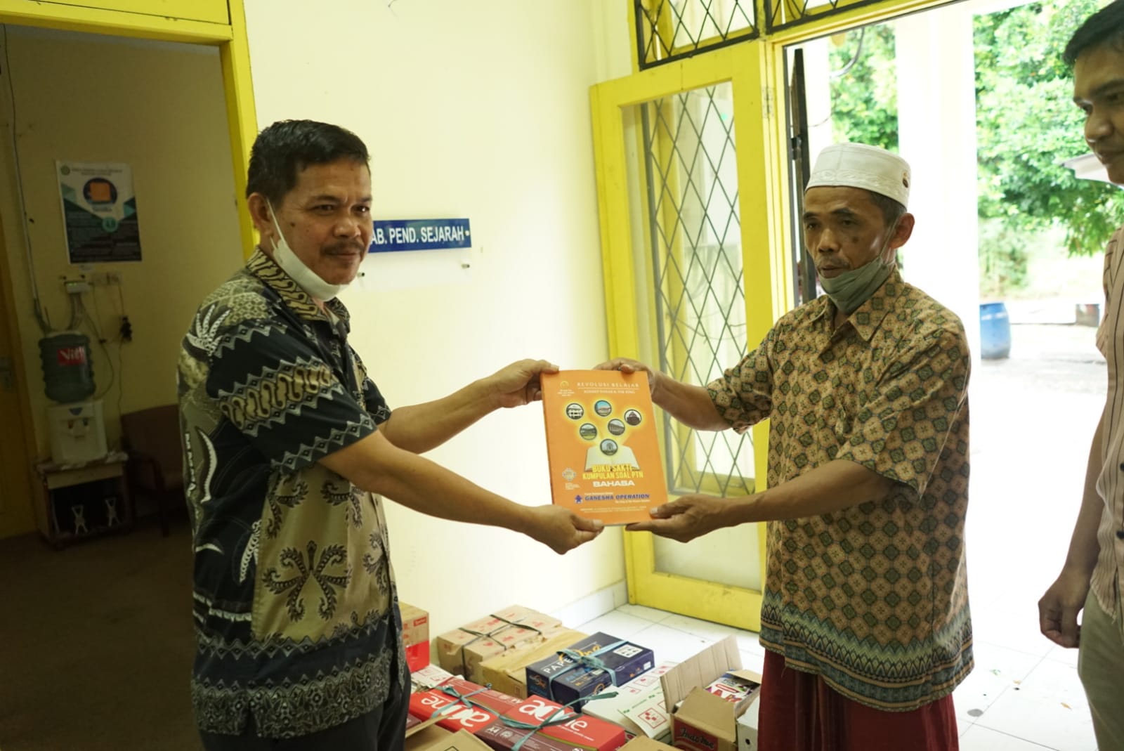 Pustaka Dang Merdu SMAN 1 Gaung Terima Hibah Buku Dosen FKIP UNRI