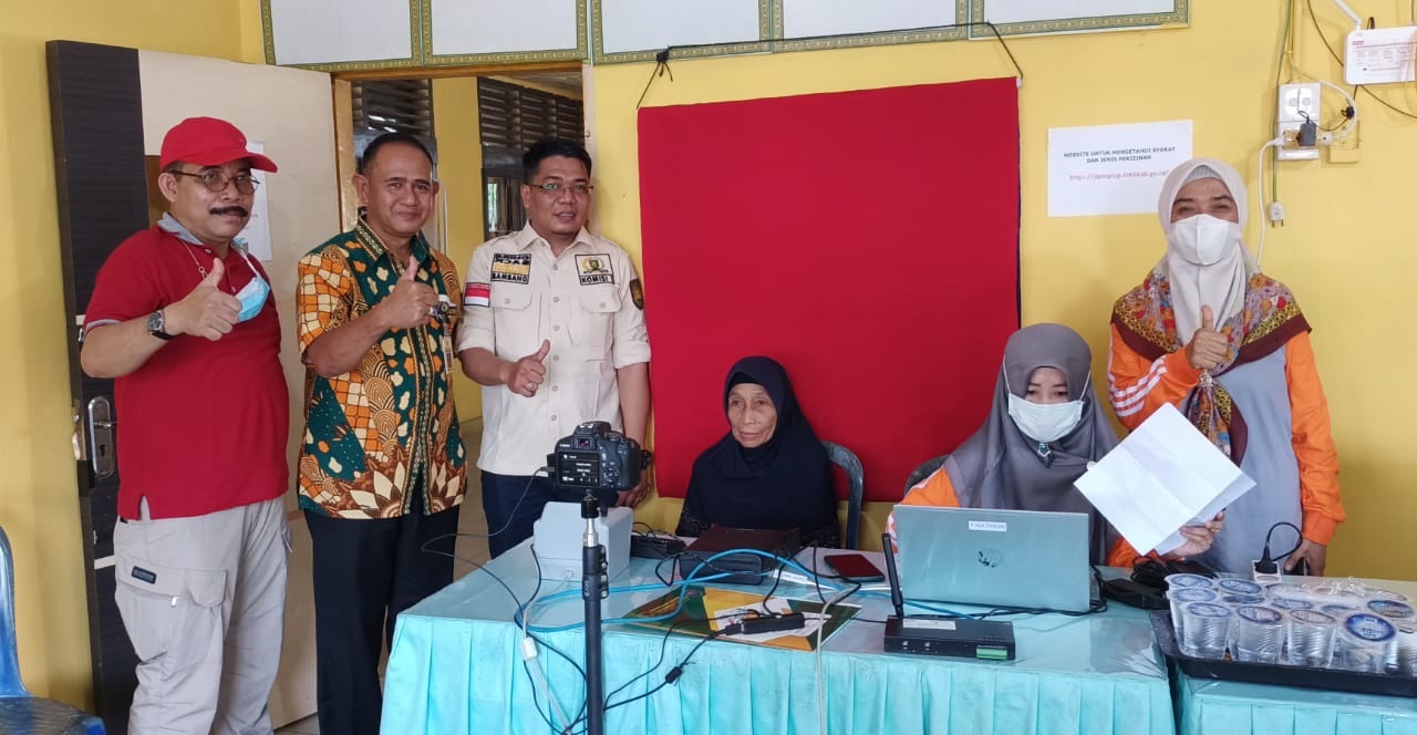 Kini Masyarakat Tempuling Kian Mudah Urus E-KTP, Anggota DPRD dan Disdukpencapil Bersama Serahkan Alat Rekam