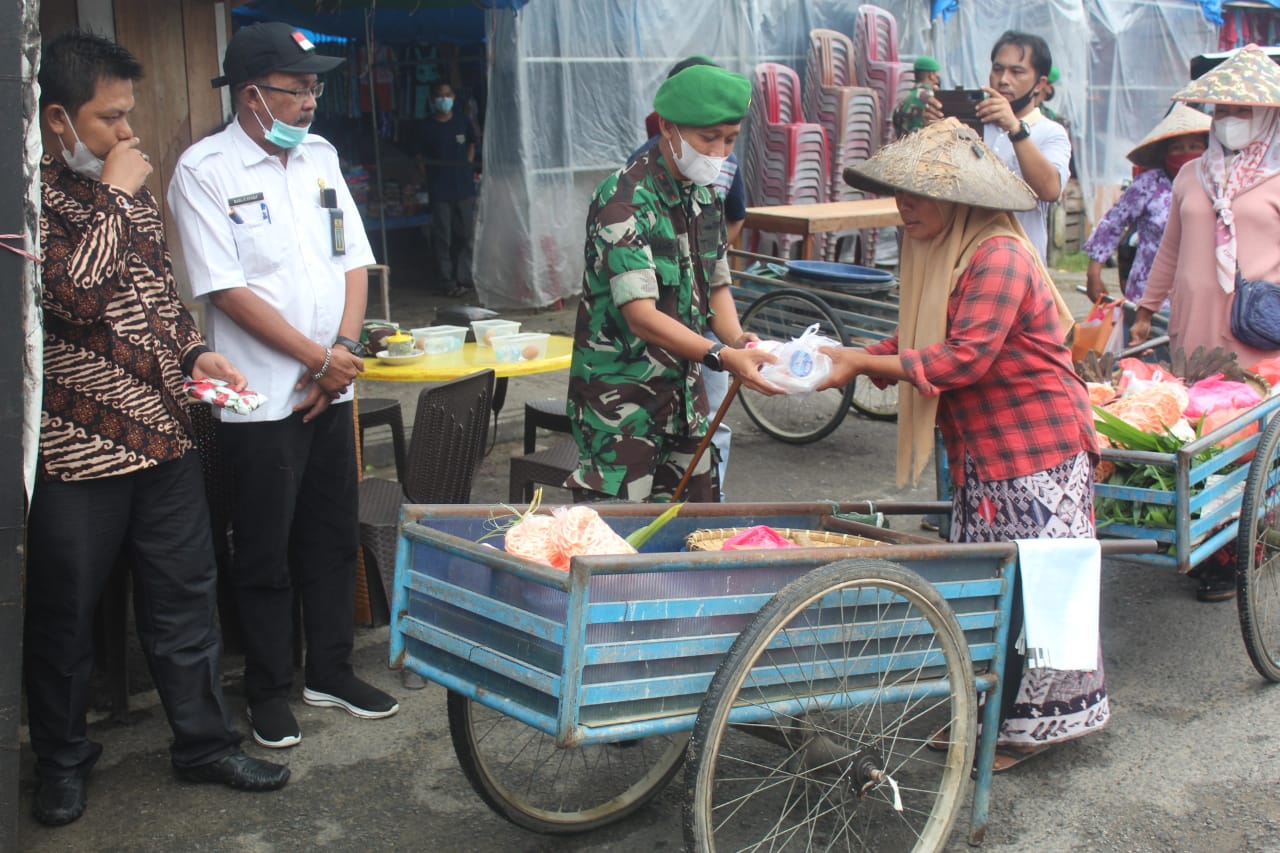 Dandim 0314/Inhil Bersama Pembina YVB, dan Manajer Pertamina Patra Niaga Berbagi di Jumat Berkah