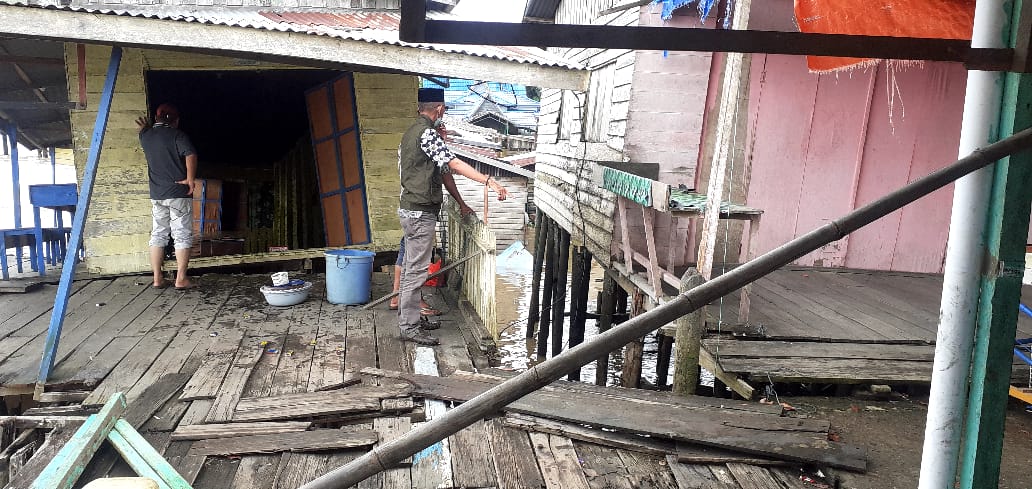 Ustadz Dr.Ali Azhar Meninjau Langsung Lokasi Tanah Longsor di Desa Hidayat