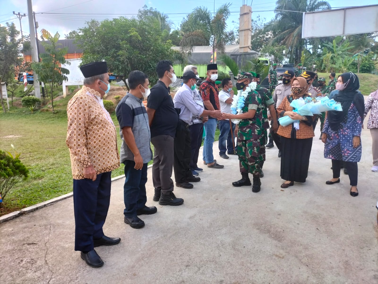 Dandim 0314/Inhil Letkol Arh M Naharuddin Roshid, SE M.Tr (Han) bersama istri melaksanakan Kunjungan kerja (Kunker) dan silaturahmi