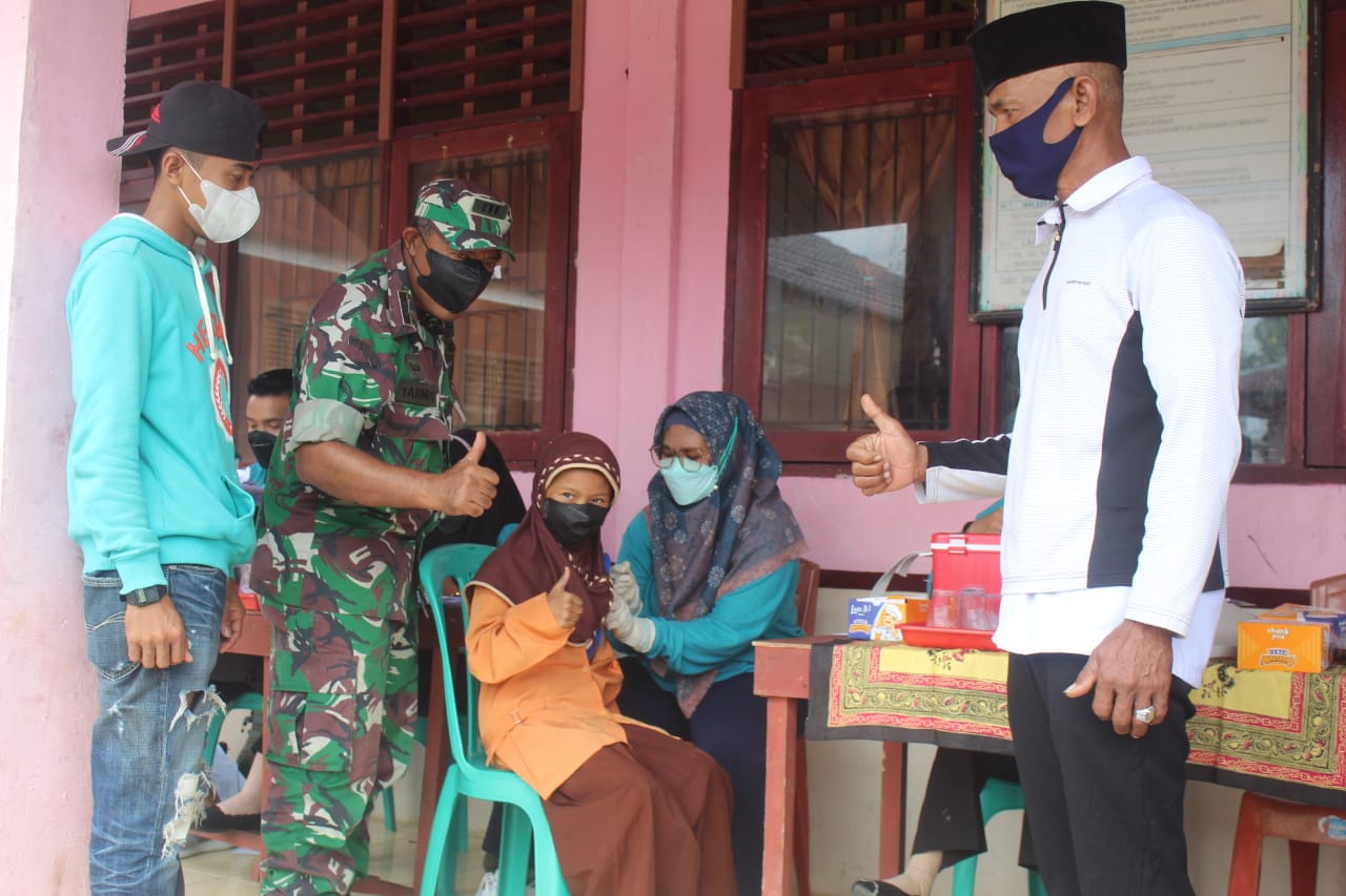 Polkes 01.10.11 Kodim 0314/Inhil Gelar Vaksinasi di Dua Sekolah Dasar dengan Tempat Berbeda