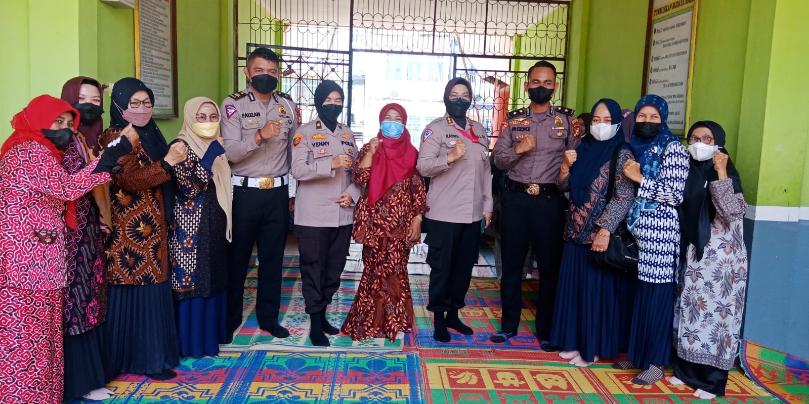 Tim Sosialisasi Dan Edukasi Polres Inhil Berikan Penyuluhan Vaksinasi Anak Di SDN 003 Tembilahan