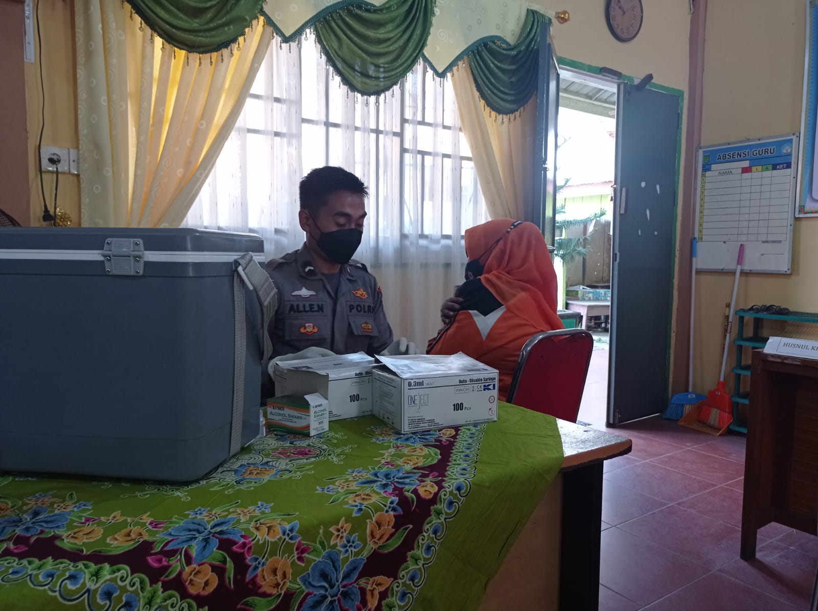 Sukseskan Program Pemerintah, SDN 003 Tembilahan Bersama Polres Inhil Gelar Vaksin Booster