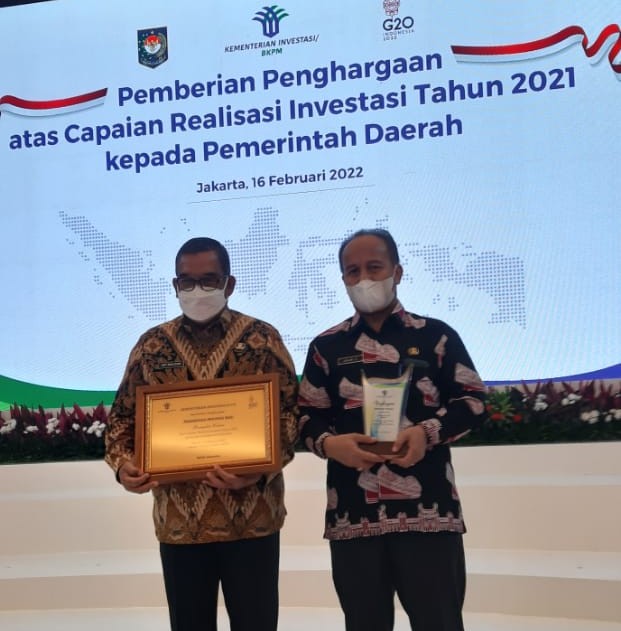 Riau Investasi Terbaik Nasional, Wagubri Terima Penghargaan dari Menteri BKPM RI