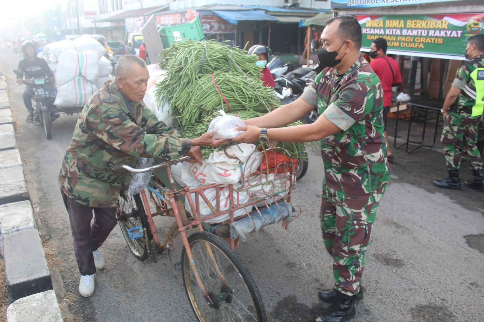 Kodim 0314/lnhil Masih Terus Membagikan Sarapan Pagi Kepada Kaum Dhuafa di Pasar Air Mancur