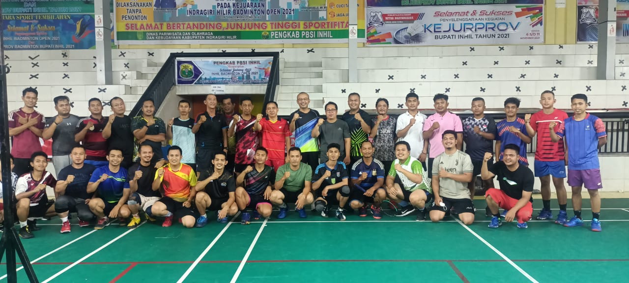 Tingkatkan Silaturhami, PBSI Inhil-Bank Riau Kepri Duel Olahraga Badminton