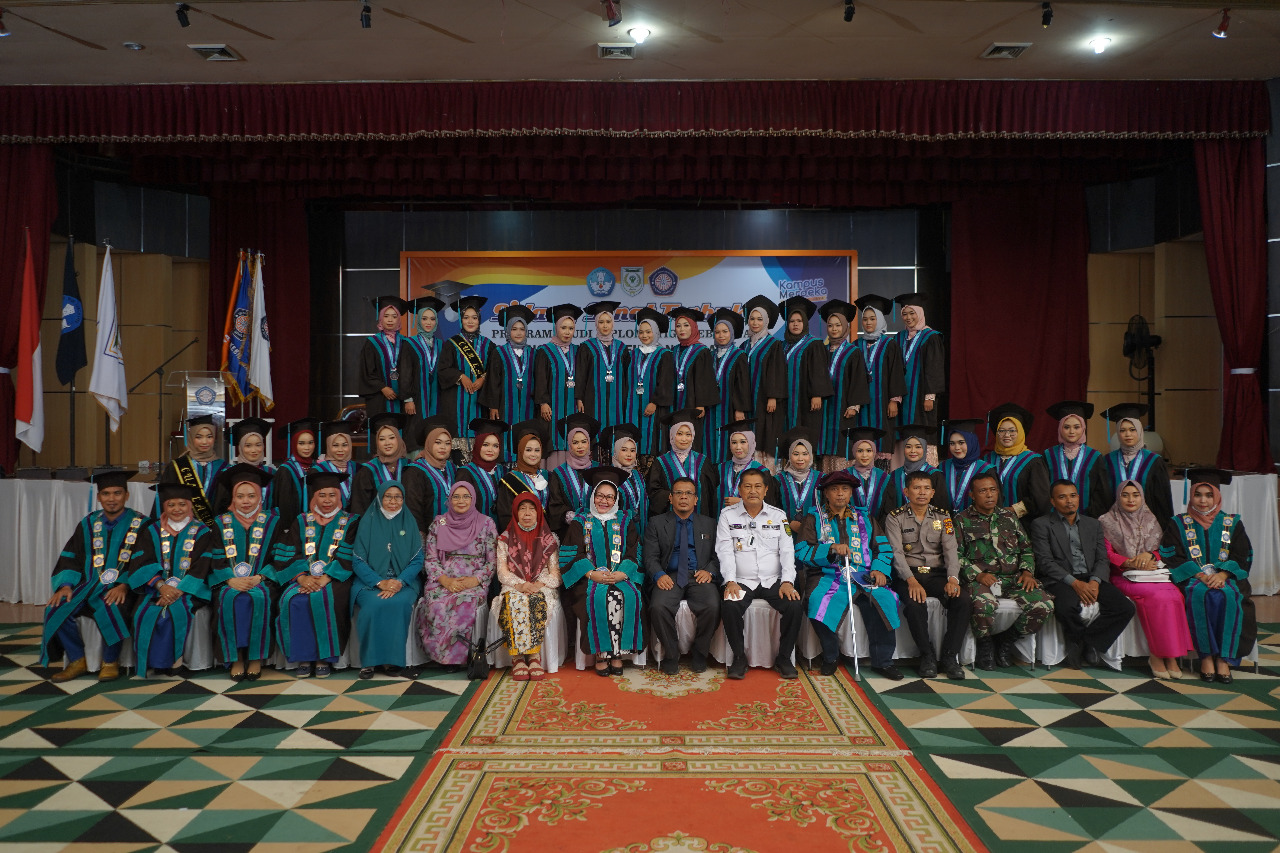 Perdana Wisuda Atas Nama STIKES Husada Gemilang dan Dosen-Karyawan Terima Penghargaan