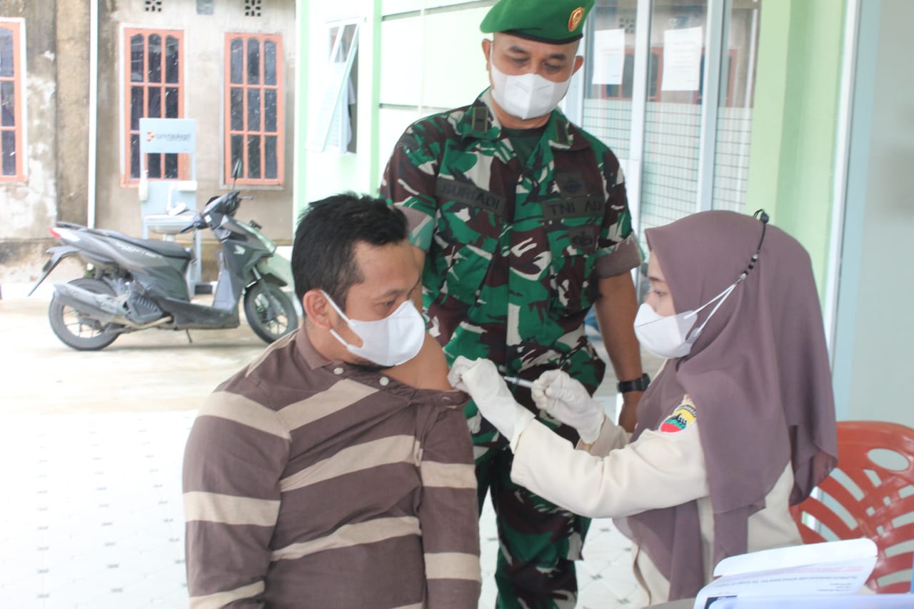 Personil Kodim 0314/lnhil terus melakukan sosialisasi Vaksinasi kepada masyarakat