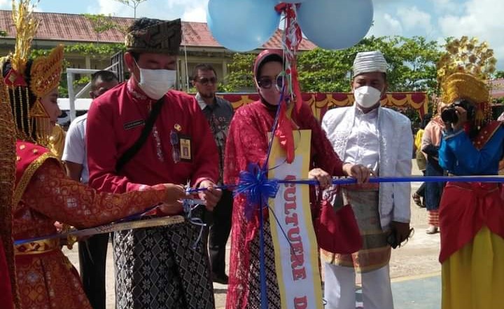 Bertajuk Culture Day SMPN 1 Tembilahan, Kadisdik Inhil Resmikan Pergelaran Seni dan Parade Pakai Adat Nusantara