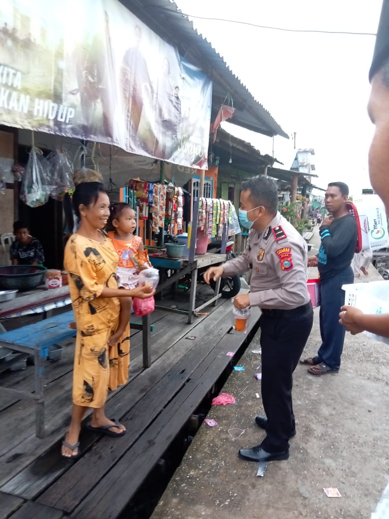 Panitia Hari Besar Islam (PHBI) Kecamatan Concong Terus Gencar Melakukan Kegiatan Berbagi Takjil