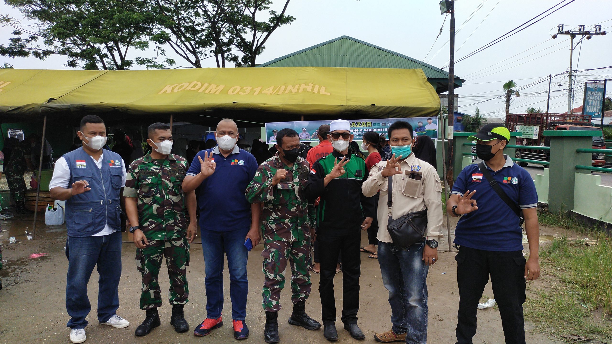 Kolaborasi PC NU,Apkasindo,APKL dan Kodim 0314/Inhil Dalam Bazar Murah dam Vaksinasi