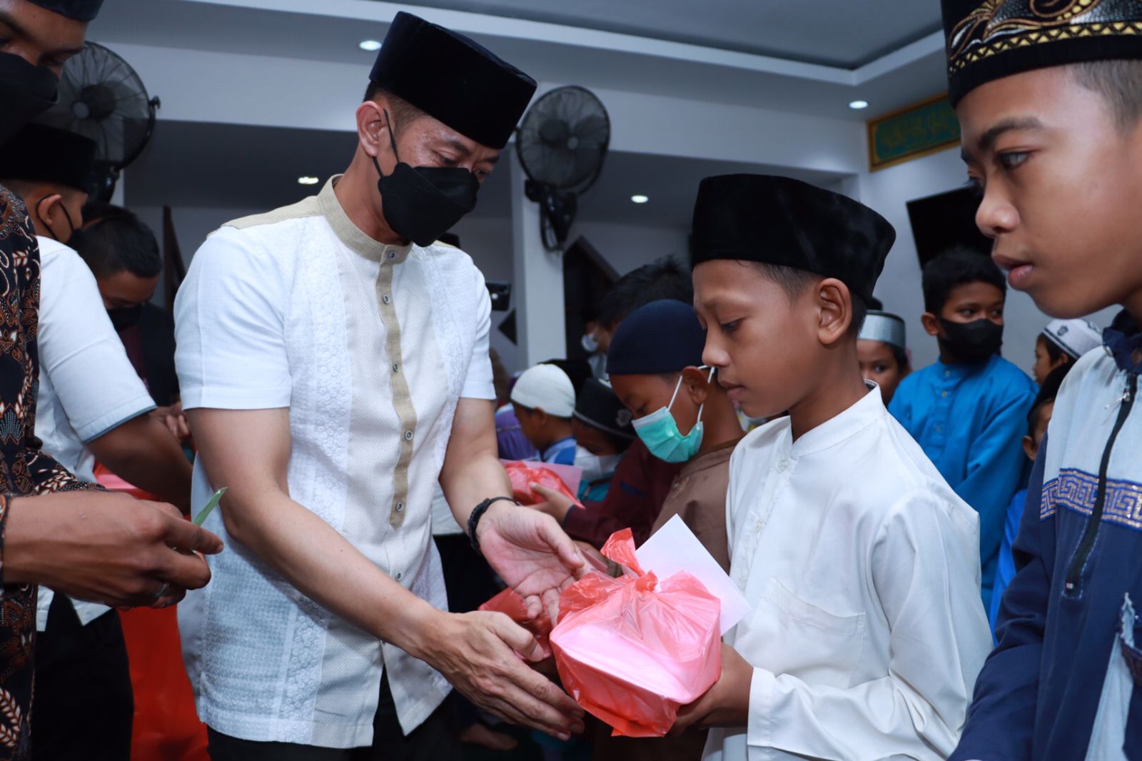 Ajak Puluhan Yatim-piatu Tarawih, Kapolres Inhil Beri Santunan