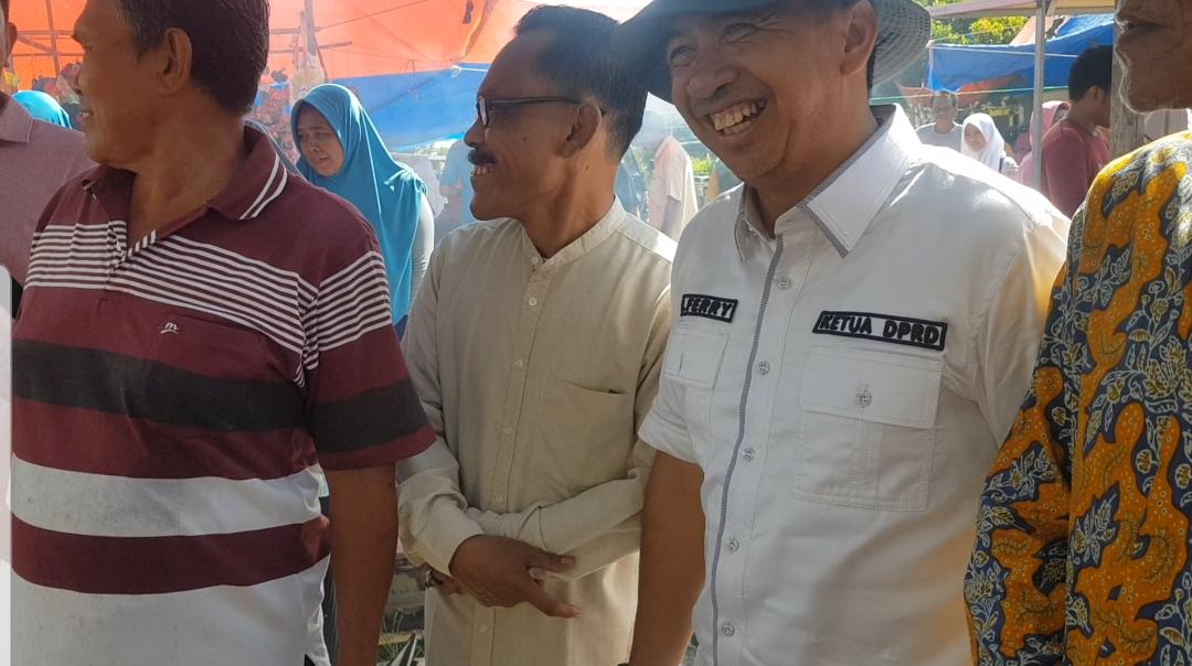 Didampingi Pak Kades, Ferryandi Keliling Pasar Sanglar dengarkan Keluhan Pedagang