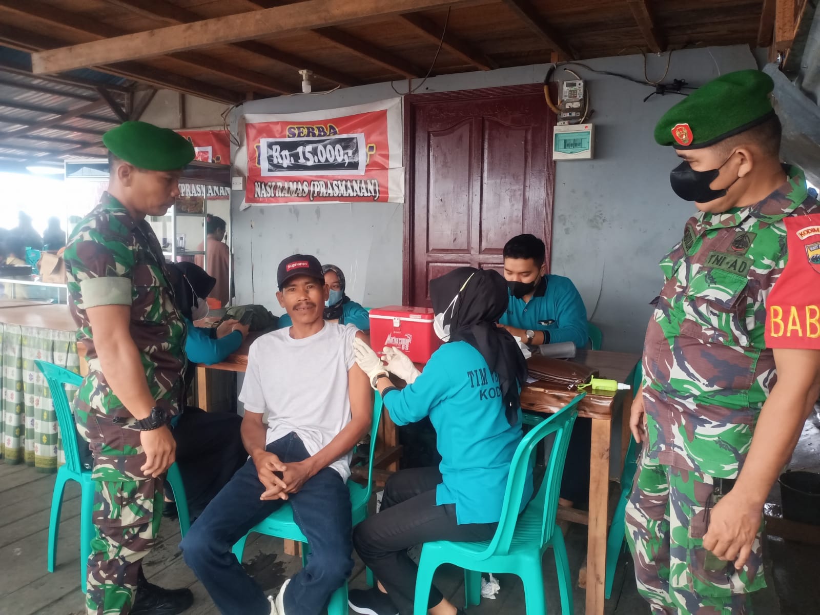 Masih Suasana Idul Adha 1443 Hijriyah, Personil Kodim 0314/Inhil Tetap Eksis Melaksanakan Vaksinasi Covid-19