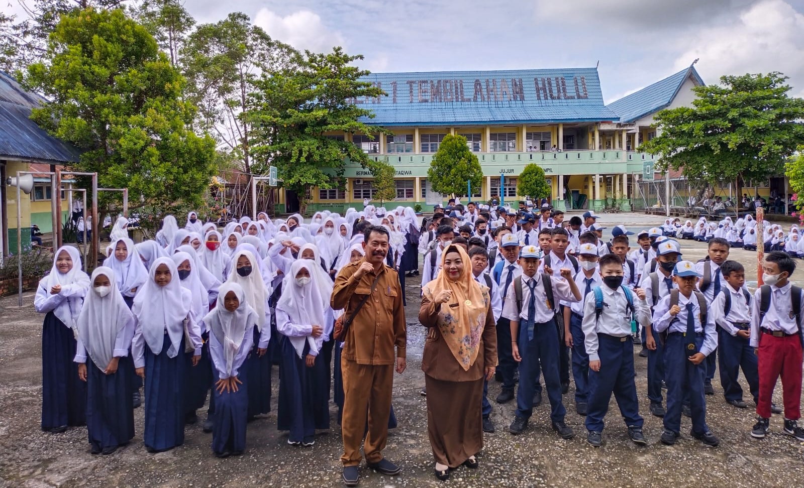 Kunjungi SMPN 1 Tembilahan Hulu, Kadisdik Apresiasi Kekompakan Guru dan Pelajar 100 Persen Hadir