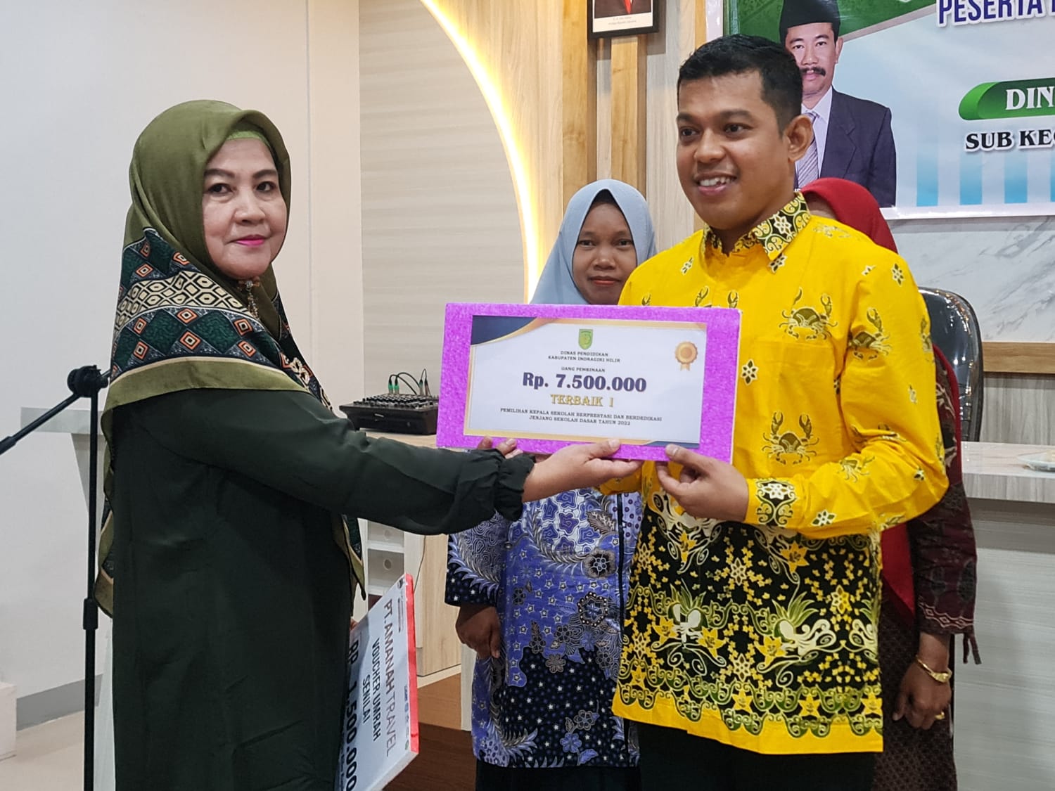 Para Juara Guru dan Kepsek Prestasi Dapat Hadiah Voucher Umrah dan Uang Saku