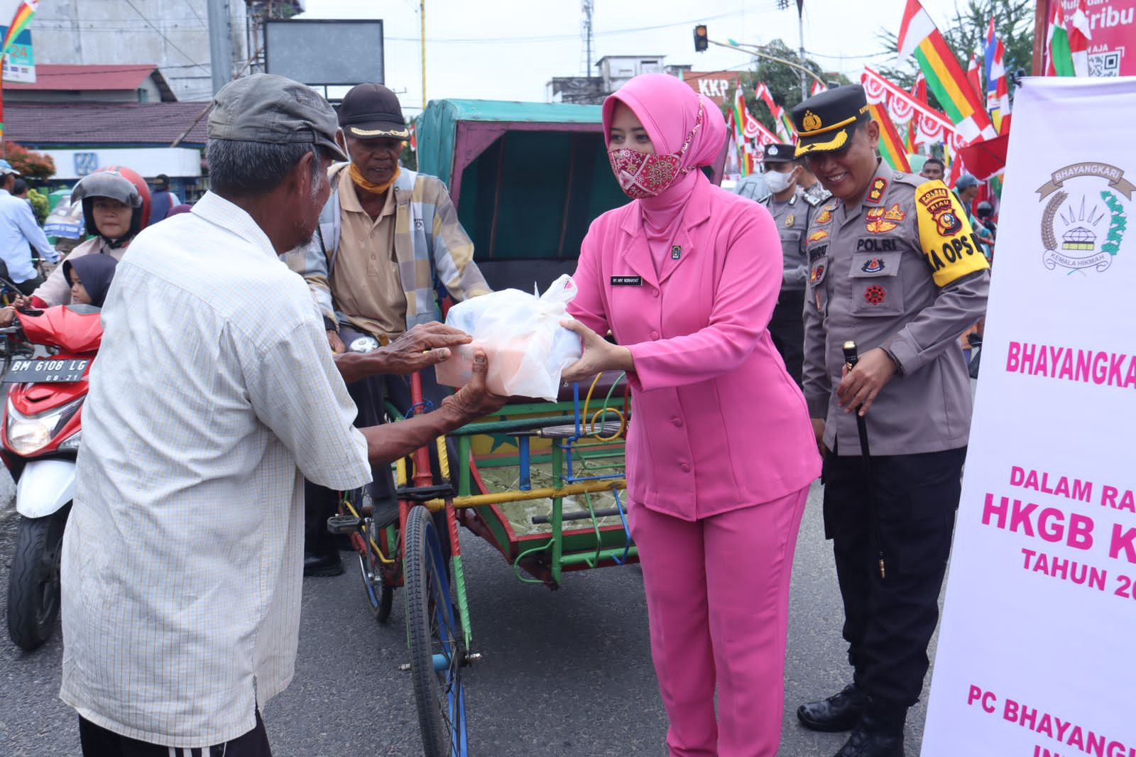 Kapolres Bersama Ketua Bhayangkari Inhil Berbagi Untuk Masyarakat