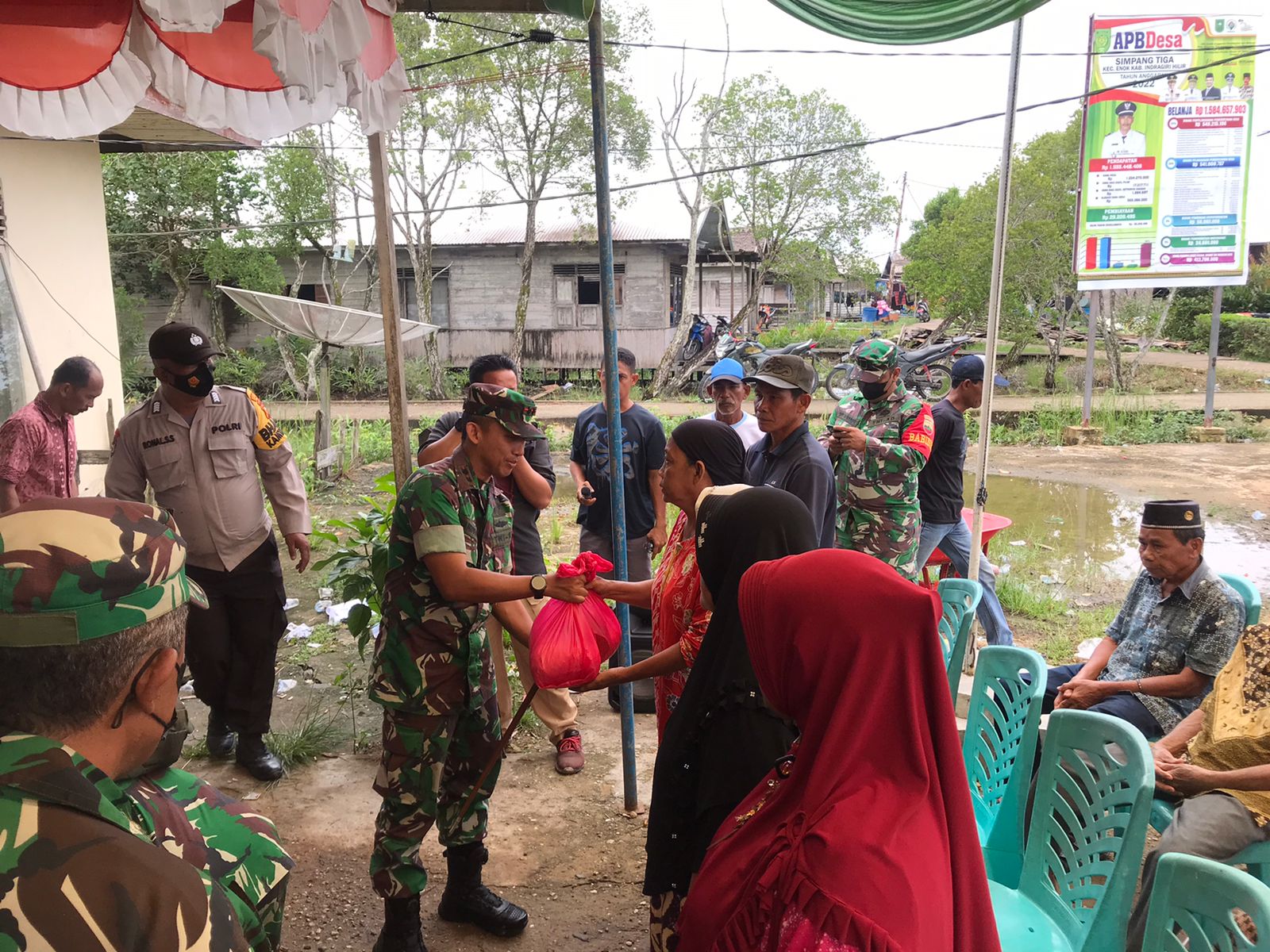 Dandim 0314/Inhil Tinjau,Sapa dan Berikan Bantuan Kepada Korban Longsor