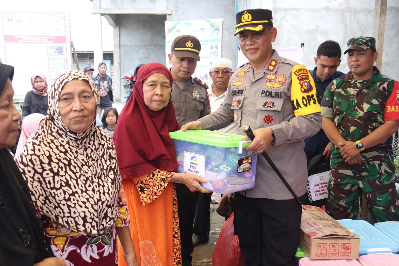 Kapolres Inhil Kunker dan Serahkan Bantuan Sosial