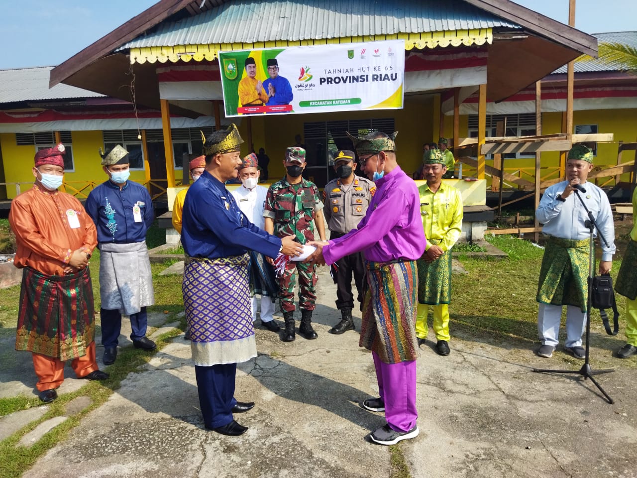 Sambu Group Membagikan 600 Lembar Bendera Merah Putih