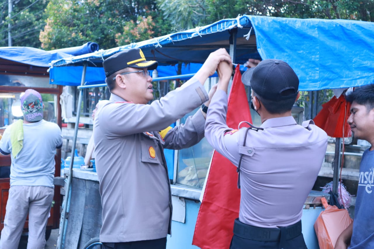 Rayakan HUT RI, Polres Inhil Bagikan Bendera Merah Putih Ke Warga