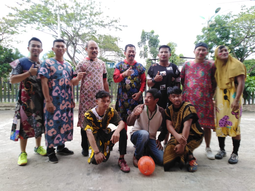 Semarakan HUT RI, Kadisdik, Sekretaris dan Jajaram Ikut Lomba Futsal Pakai Baju Daster