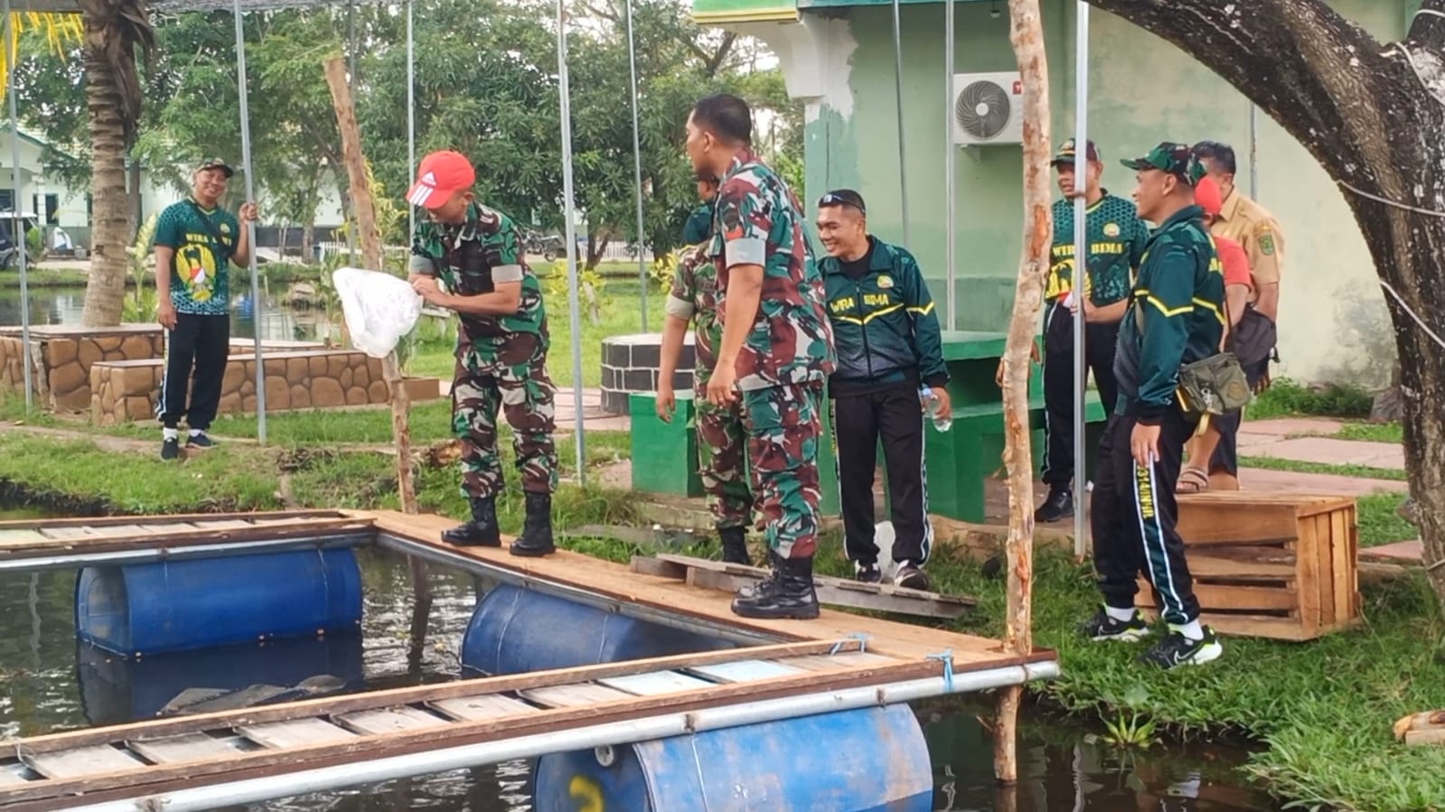 Dinas perikanan menyerahkan 12 Ribu Ekor bibit ikan lele kepada Dandim 0314/Inhil.