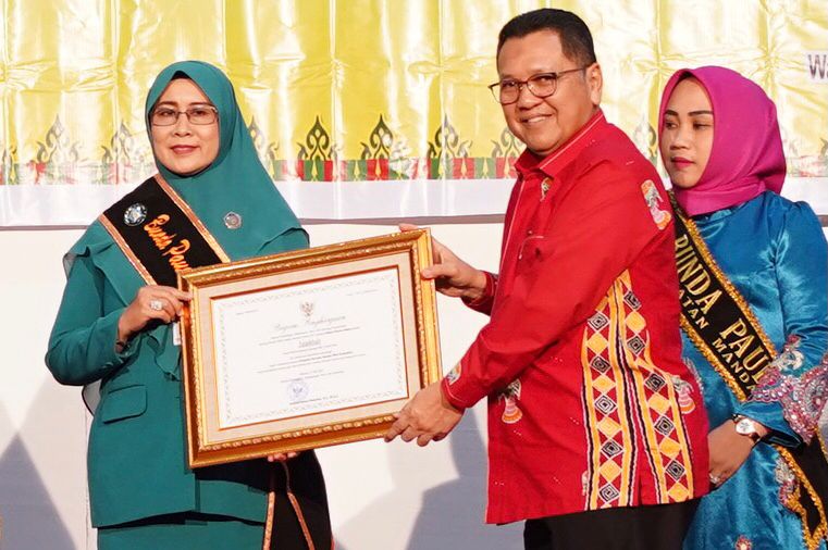 Bunda Ika Terima Apresiasi Tingkat Nasional Tahun 2021