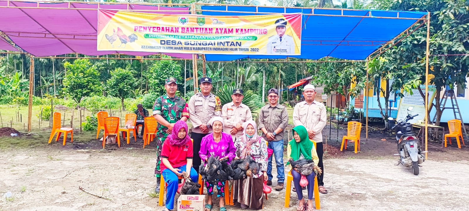 Pemdes Sungai Intan Salurkan Bantuan Ayam Kampung Untuk 491 KK