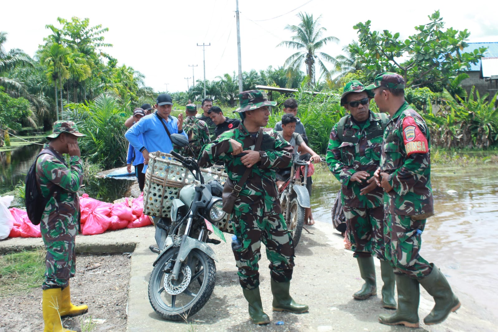 Dandim 0314/Inhil Letkol Arh M.Nahruddin Roshid,S.E.,M.Tr.(Han) Memberikan Bantuan Sembako Terkena musibah bencana banjir