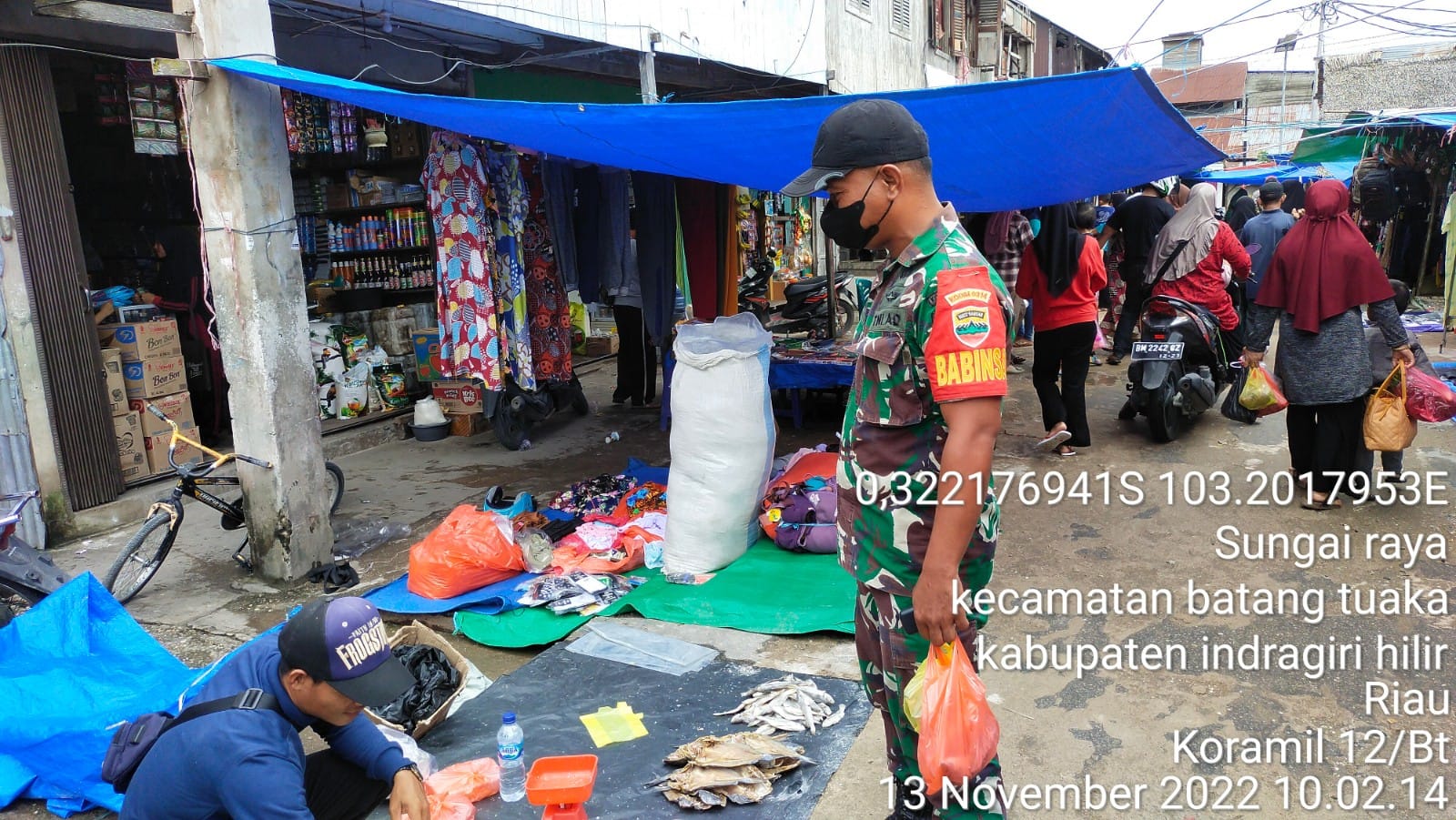 Babinsa Sungai Raya Menjaga Kondusifitas Pasar Musiman