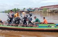 Polsek Tembilahan Hulu Seberangi Sungai Demi Lansia Ini, Jum'at Berkah