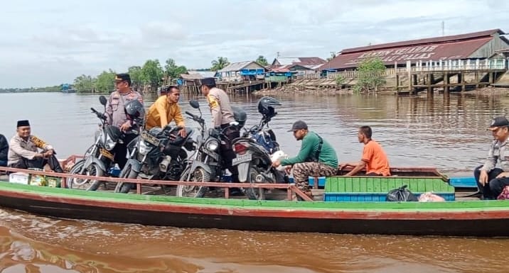 Polsek Tembilahan Hulu Seberangi Sungai Demi Lansia Ini, Jum'at Berkah