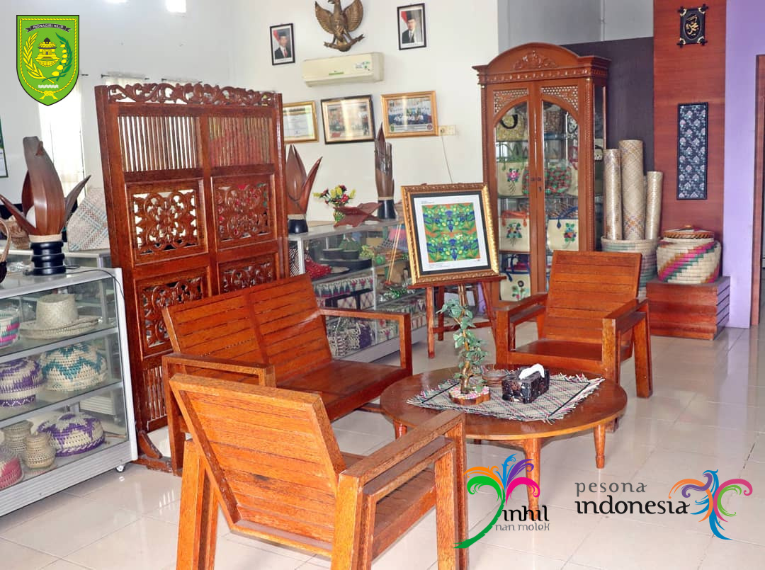 Ditangan Pengrajin Inhil Pohon Kelapa Jadi Furnitur Mewah