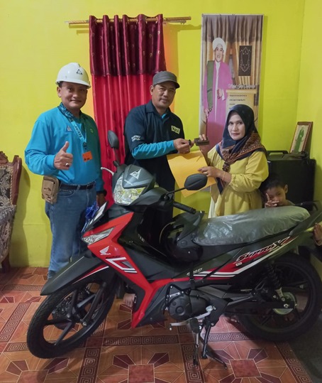 Rangkaian HUT 55 Tahun, Sambu Group Serahkan Grand Prize Sepeda Motor ke Petani Kelapa