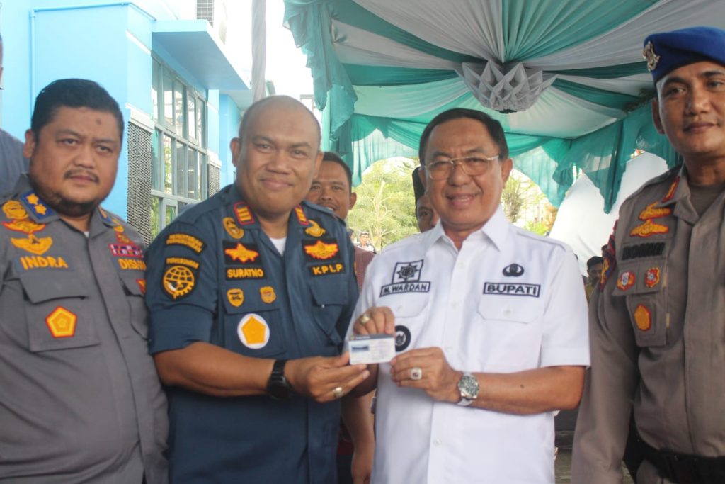 Bupati Inhil bersama Kepala KSOP Kelas IV Tbh Serahkan Kartu E-PAS Kecil Pertama di Provinsi Riau.