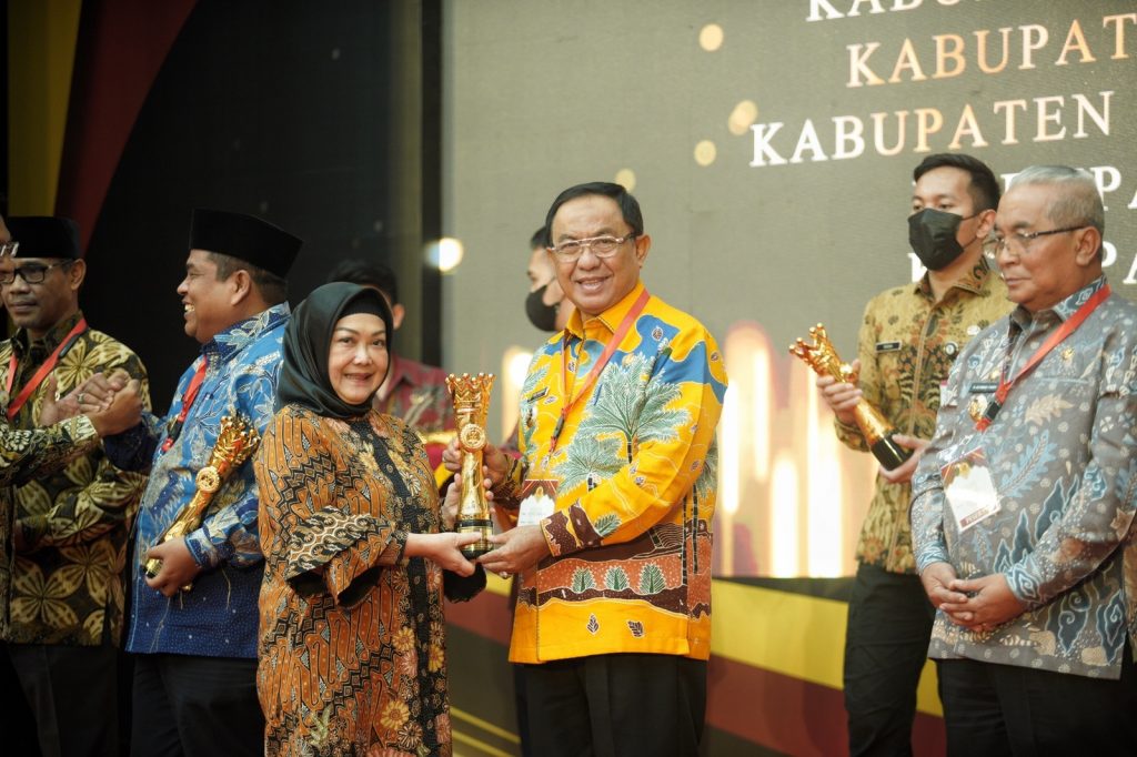 Untuk Kedua Kalinya, Bupati HM. Wardan Terima Penghargaan Innovative Government Award