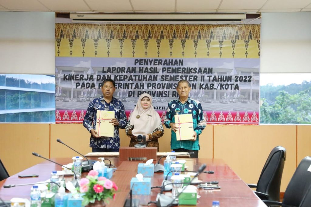 Wabup H.Syamsuddin Uti Menerima LHP Kinerja Atas Efektivitas Pemda Dalam Penyediaan Akses Air Minum Yang Layak Kepada Masyarakat Dari BPK Riau