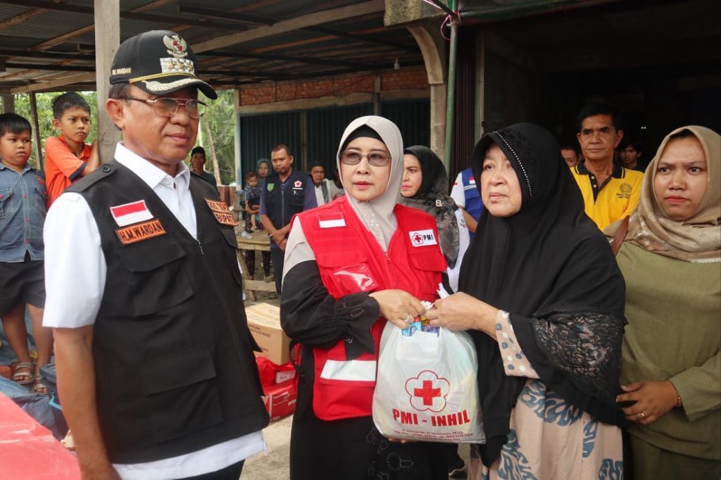 Peduli Warga Yang Terkena Musibah, Bupati Inhil Serahkan Bantuan Untuk Korban Kebakaran