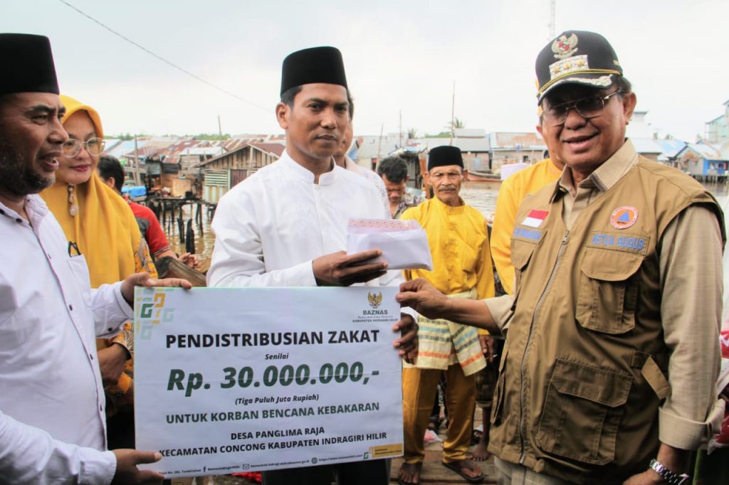 Bupati Inhil H.M Wardan Tunjau Dan Serahkan Bantuan Korban Kebakaran Di Desa Panglima Raja Kecamatan Concong