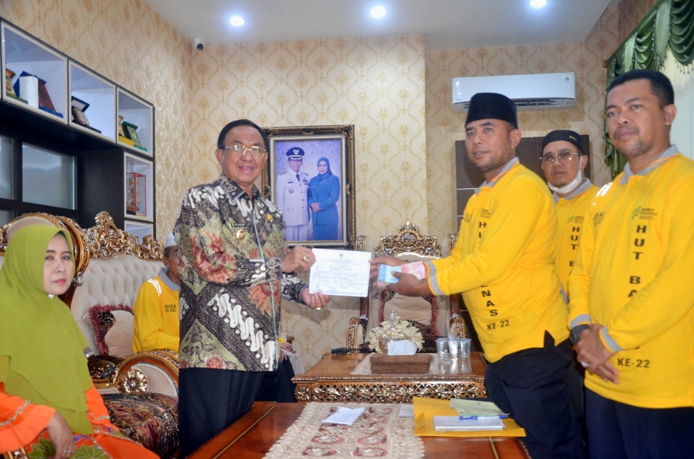 Peringati Hut Baznas Ke – 22, Bupati Inhil Distribusikan Zakat Untuk Para Mustahik