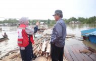 8 KK Kehilanggan Tempat Tinggal” Longsor di Sungai Bela Bupati Inhil H.M.Wardan Turun Beri Bantuan