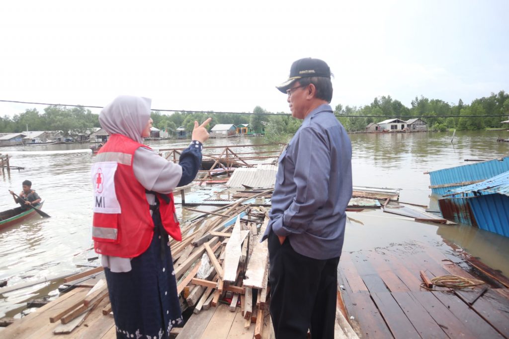 8 KK Kehilanggan Tempat Tinggal” Longsor di Sungai Bela Bupati Inhil H.M.Wardan Turun Beri Bantuan