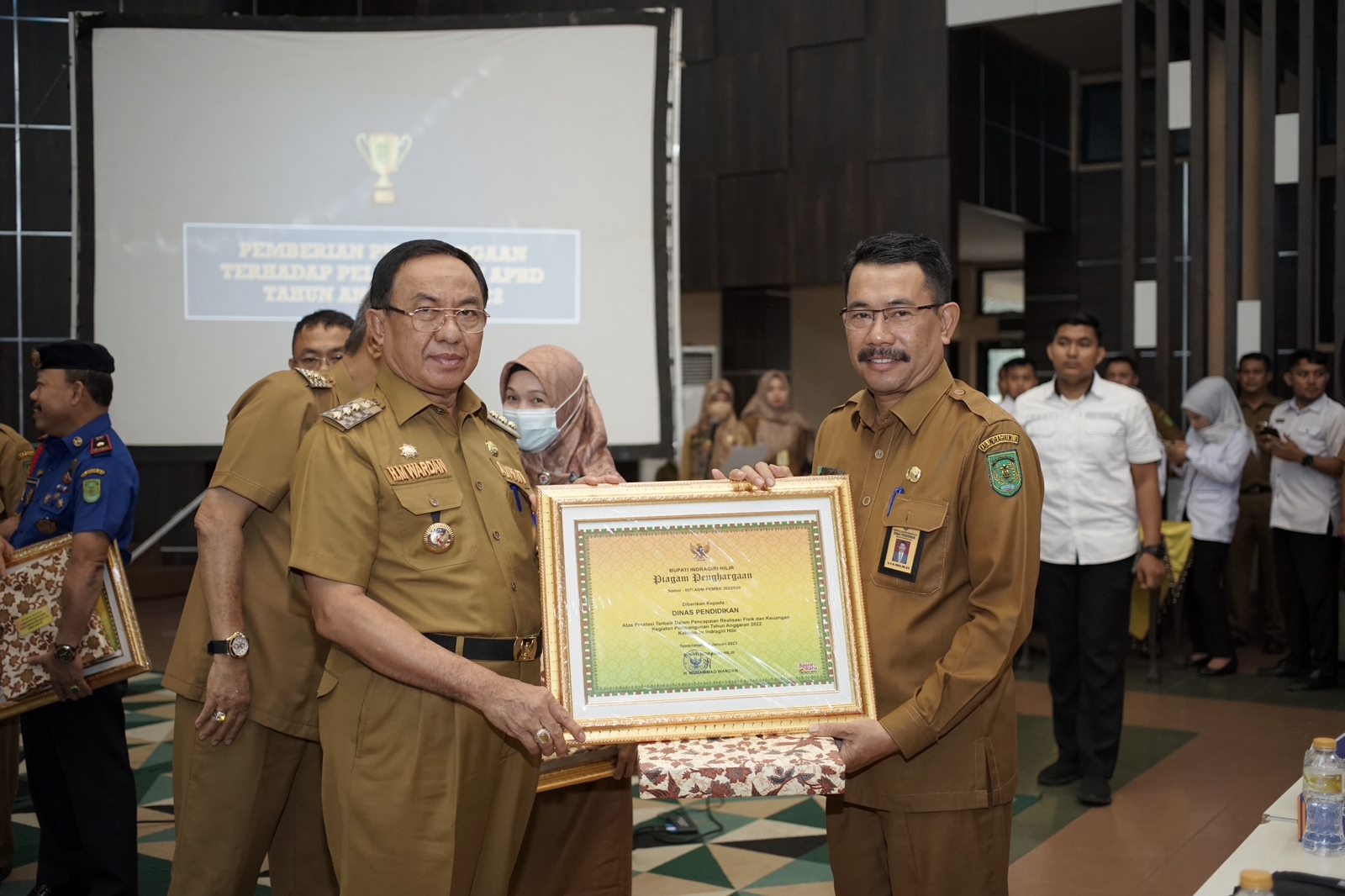 Dinas Pendidikan Inhil Terima Penghargaan Prestasi Terbaik dari Bupati