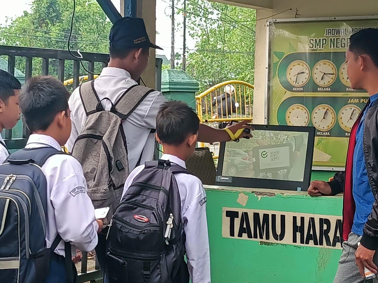 Manfaatkan Cangihnya Teknologi, SMPN 1 Tembilahan Terapkan Sistem Satu Kartu Untuk Semua, KERENNN