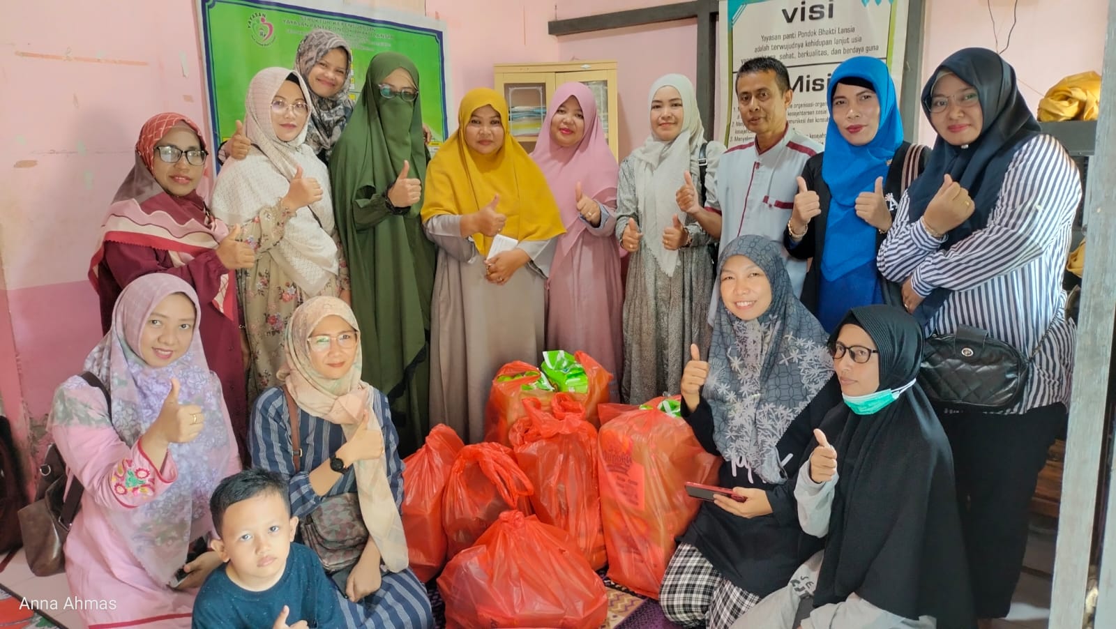 Komunitas Guru Penggerak Inhil Donasi Ke Panti Lansia