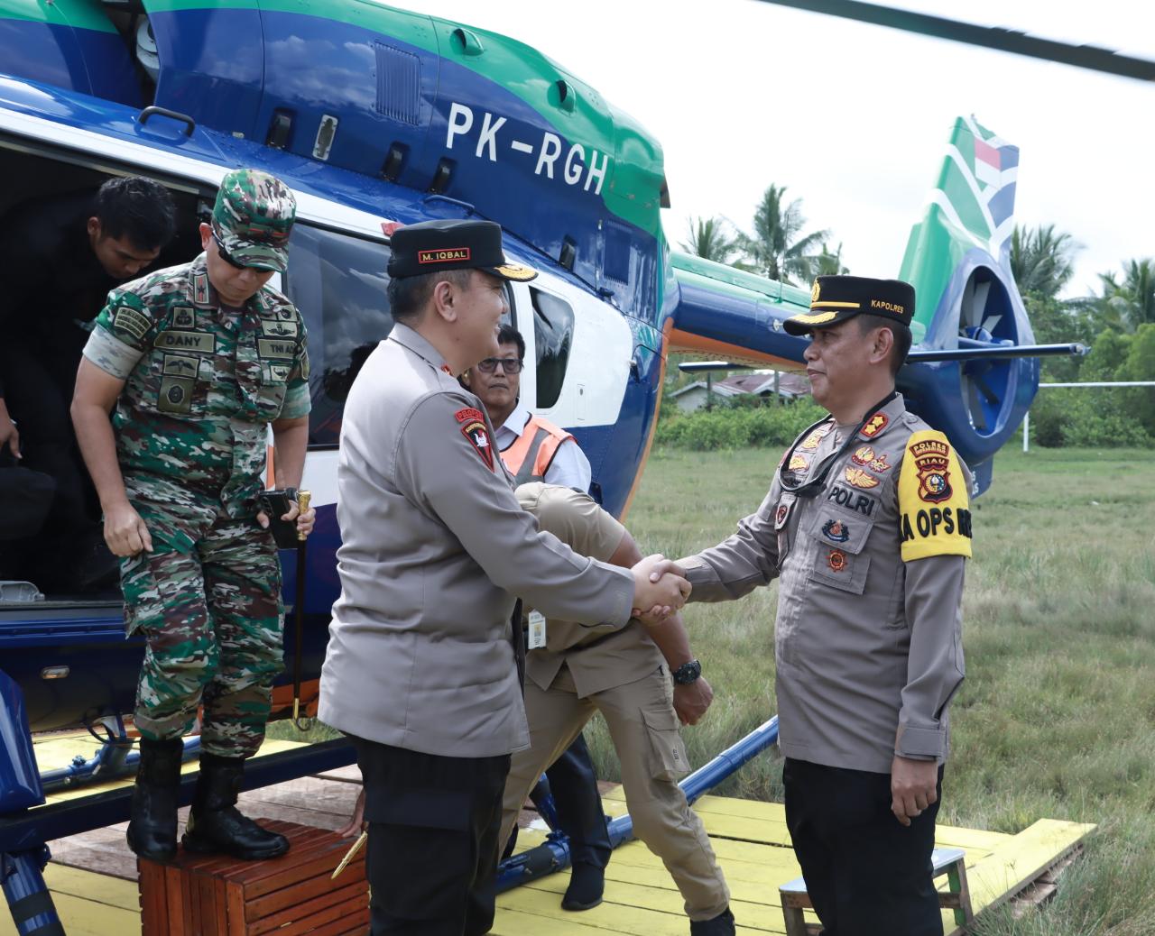 Kapolda Riau dan Danrem 013/Wirabima Kunjungi Korban SB Evelyn Calisca di Kateman