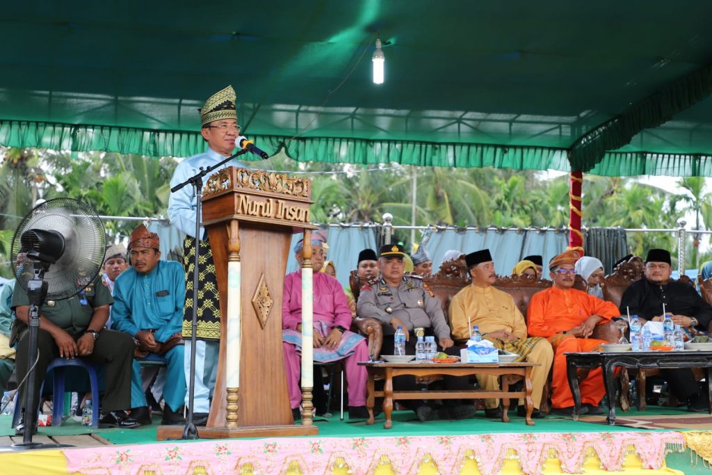 Diikuti Ratusan Kafilah, Bupati HM Wardan Melepas Pawai Ta’ruf Sekaligus Meresmikan Stand Bazar MTQ Kecamatan Enok