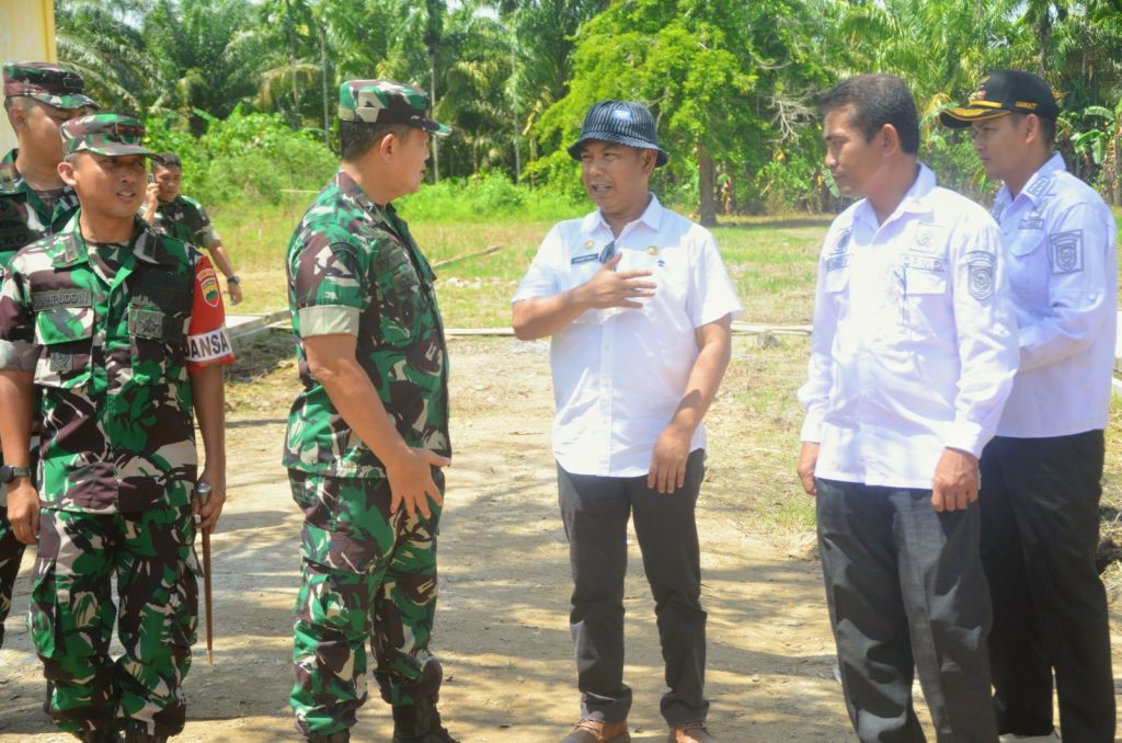 Bupati Inhil Bersama Dandim 0314/Inhil Dampingi Tim Wasev TMMD 116 Di Dess Pengalihan Keritang